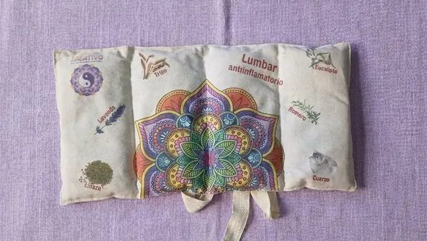 Cojín de semillas lumbar con hierbas listo para calentar en el microondas