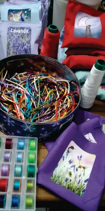 Materiales y pinturas del taller de Espacio Kreativo